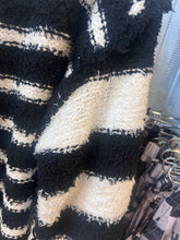 Load image into Gallery viewer, Blk/crm soft sweater