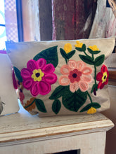 Load image into Gallery viewer, Makeup bag. Tan Floral